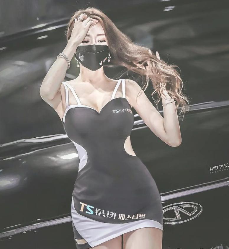 
코로나시국에도 열일 하시는 레이싱모델 누나들
