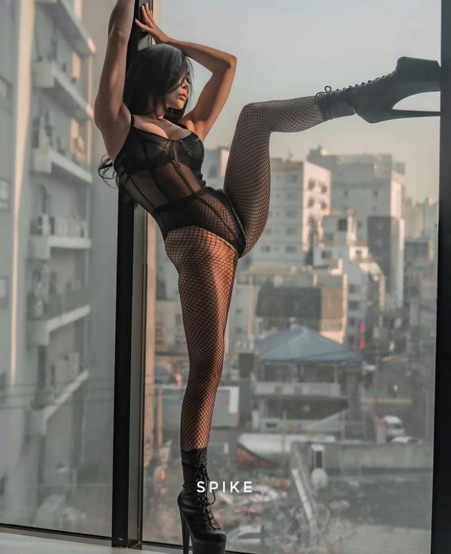 
폴댄스하는 누나의 몸매
