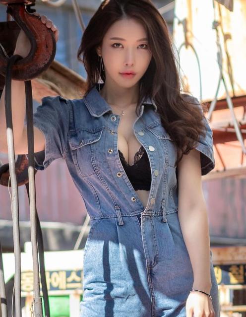 
레이싱모델 유리안 1
