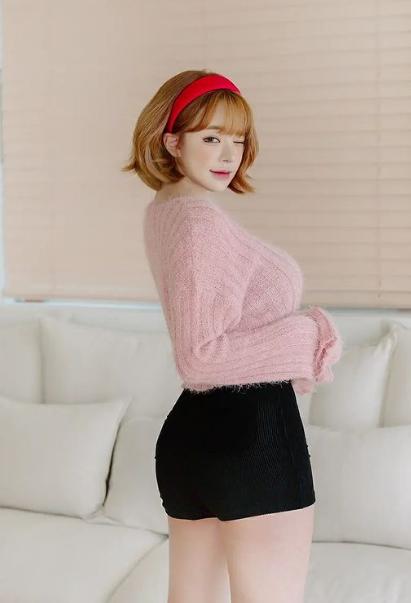 
귀여운 한국 모델 언냐~~
