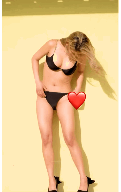 화보촬영 중 속옷 정리(?)하는 모델녀.gif