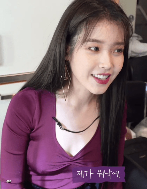보라색 티 팜 파탈 아이유.gif