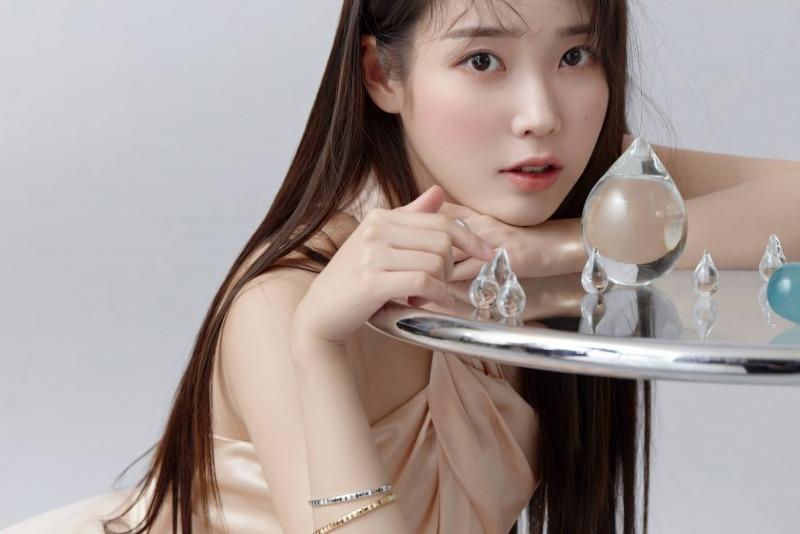 
아이유X참이슬 화보.jpg
