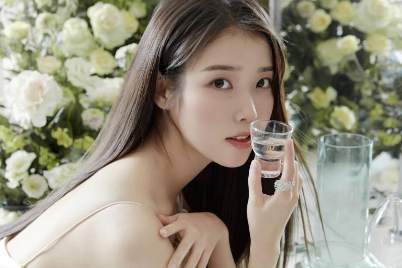 
아이유X참이슬 화보.jpg
