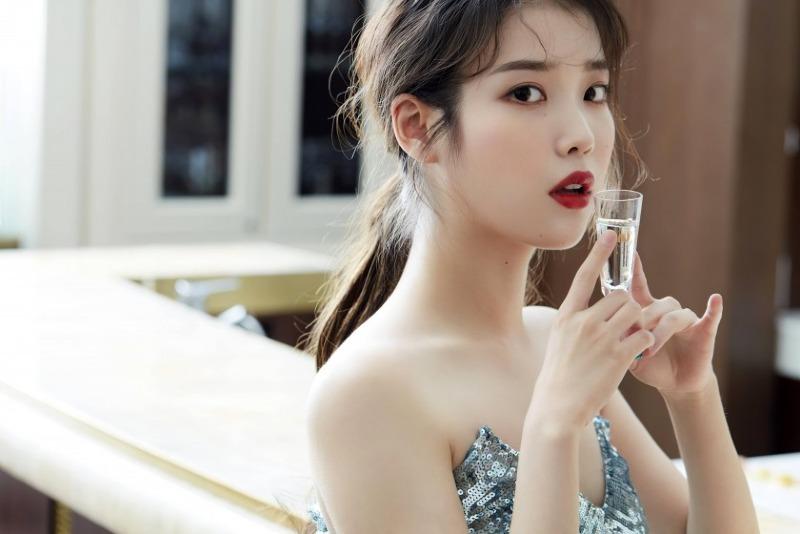 
아이유X참이슬 화보.jpg
