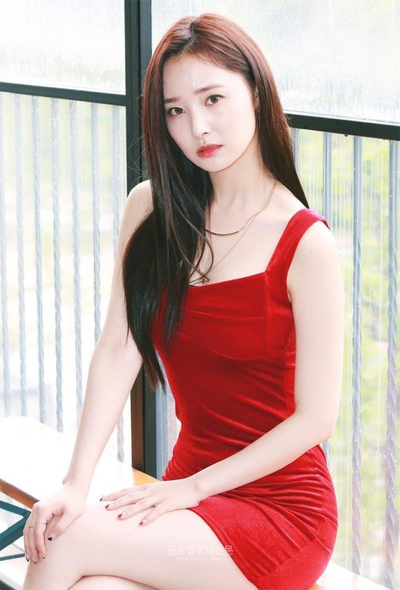 
[스압] 짧은 벨벳 레드 원피스 우희.jpg

