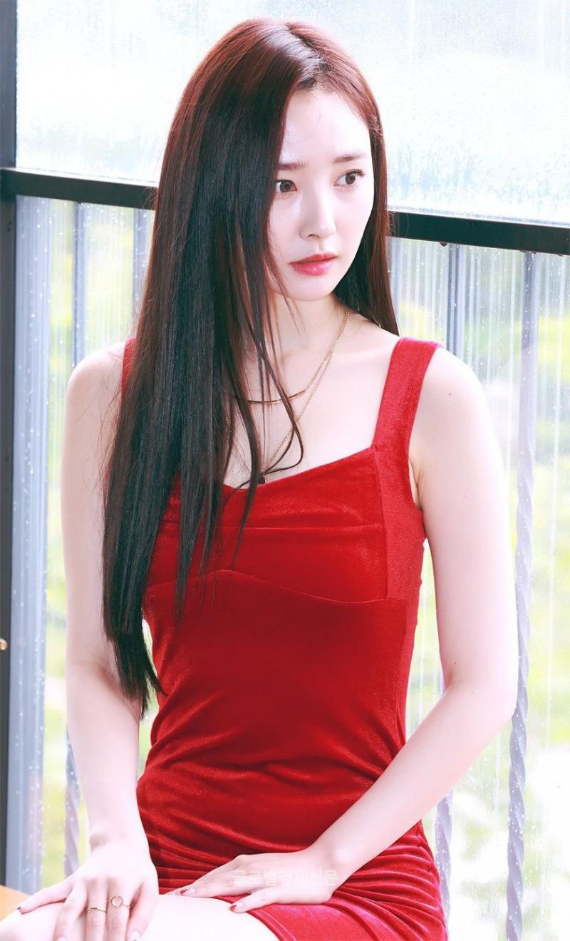
[스압] 짧은 벨벳 레드 원피스 우희.jpg
