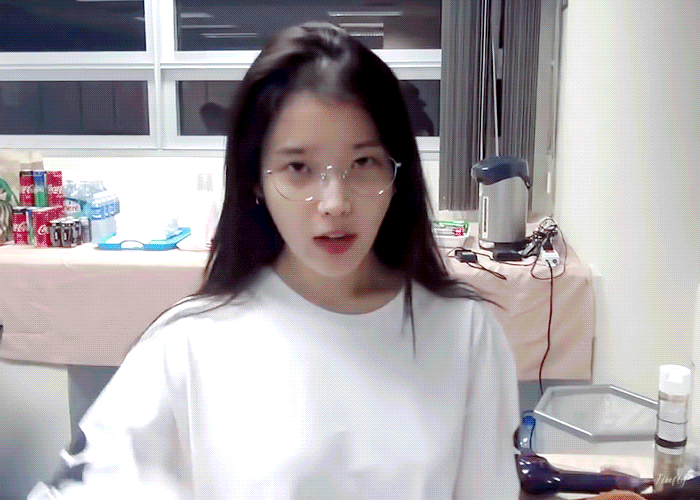 
순식간에 변신하는 아이유.gif
