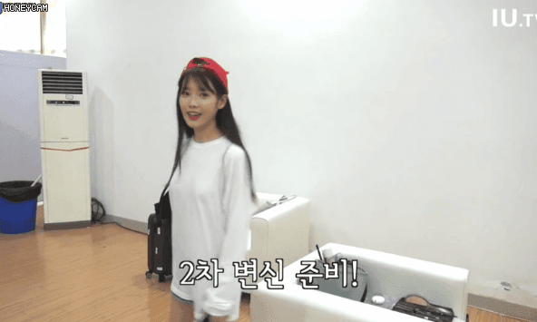 
순식간에 변신하는 아이유.gif
