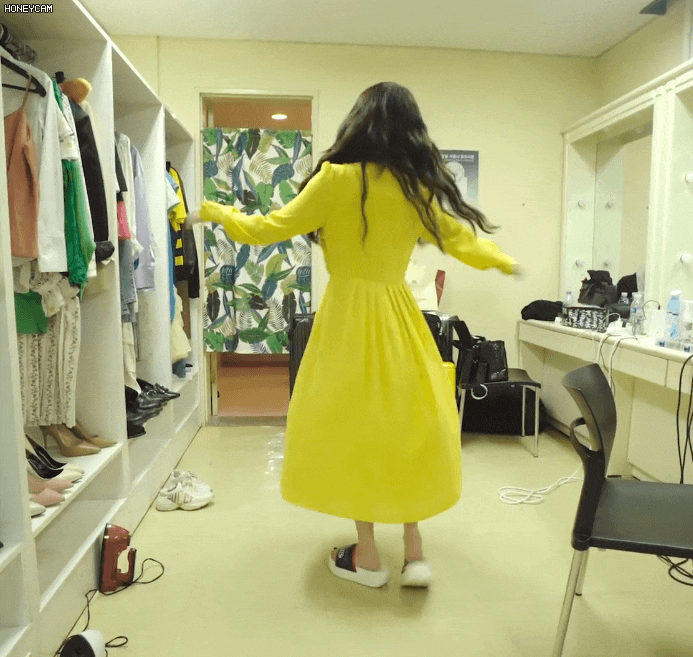 
순식간에 변신하는 아이유.gif
