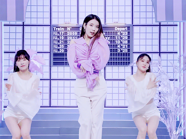 
순식간에 변신하는 아이유.gif
