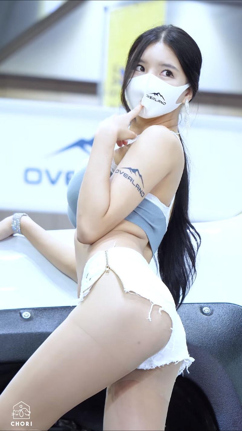 
이 처자 뒤에 있는 차...아시는 분?+_+
