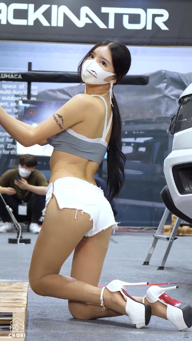 
이 처자 뒤에 있는 차...아시는 분?+_+
