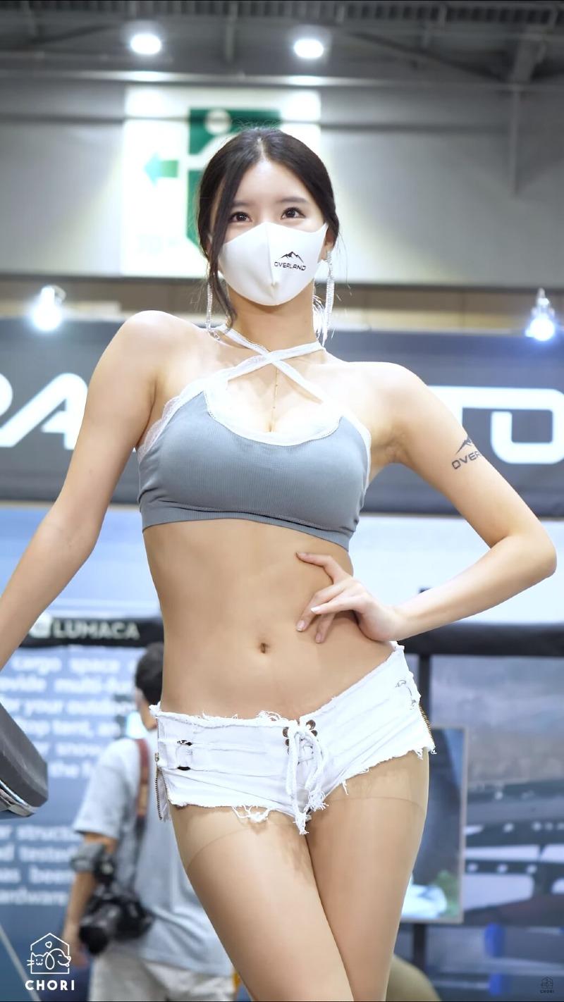 
이 처자 뒤에 있는 차...아시는 분?+_+
