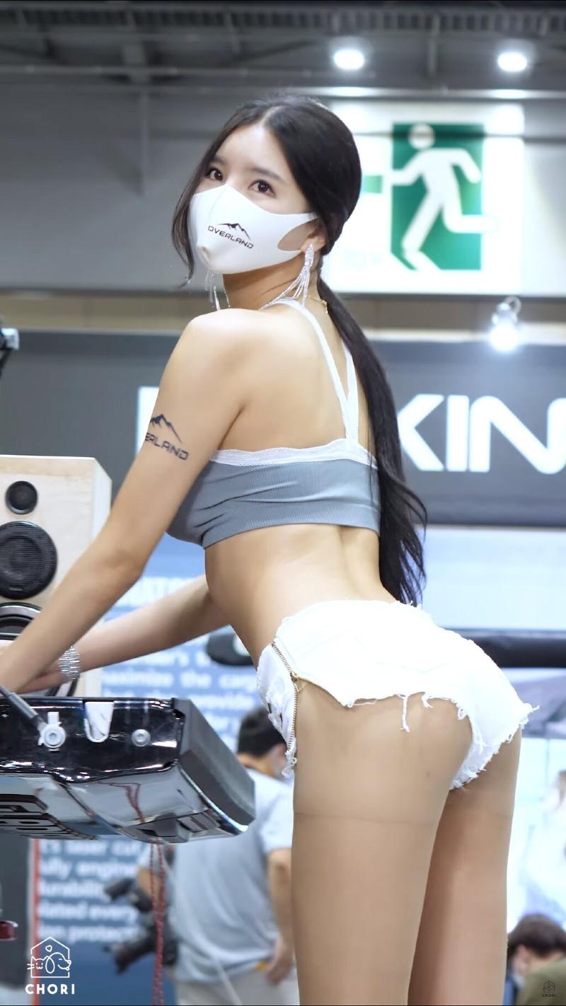 
이 처자 뒤에 있는 차...아시는 분?+_+
