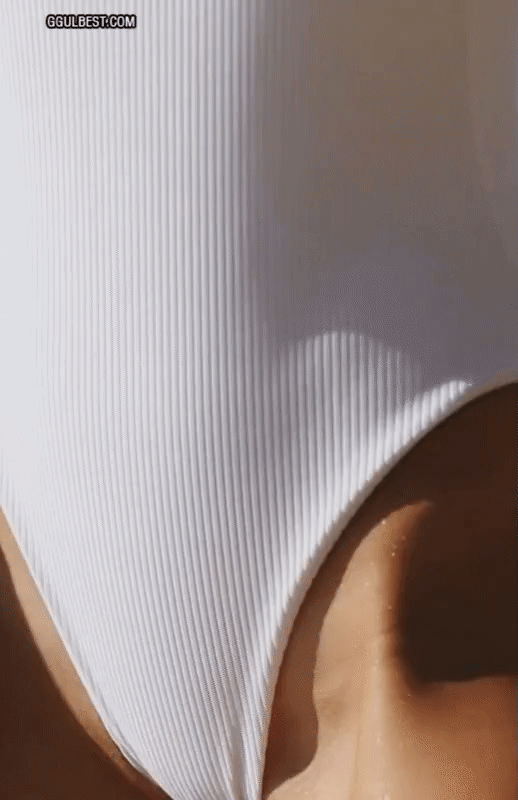 
하얀 수영복 입은 처자.gif
