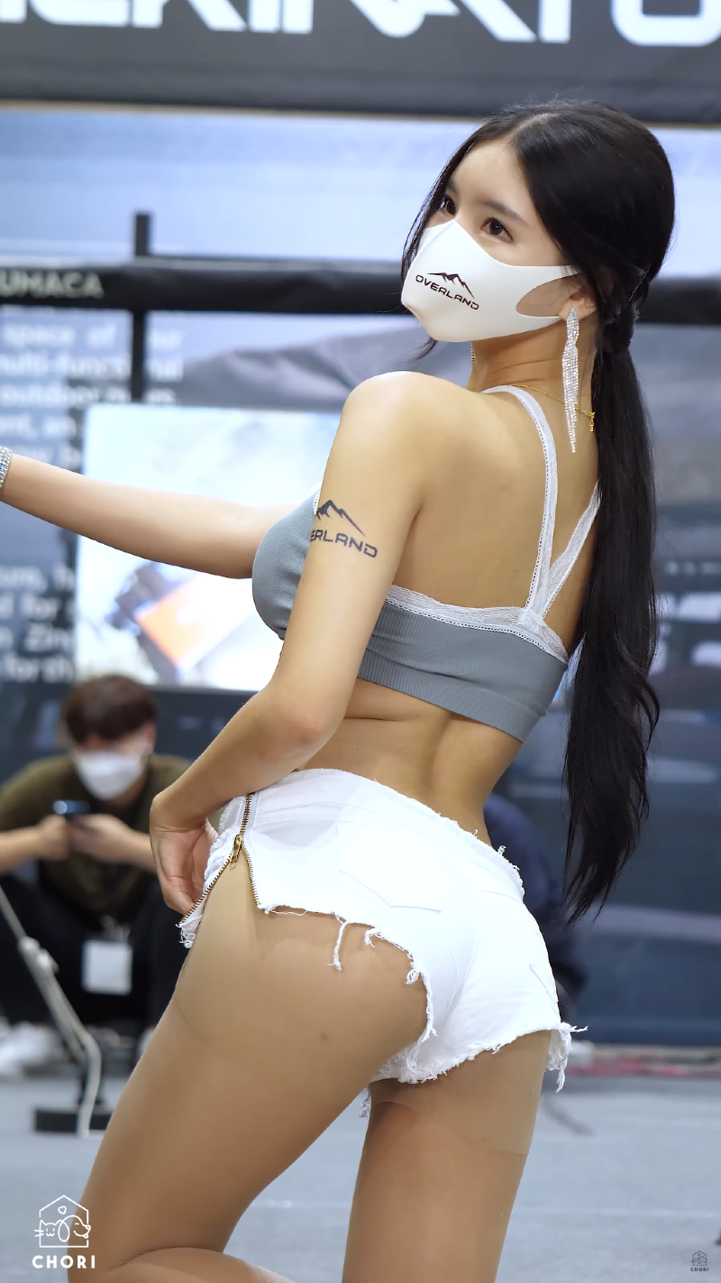 
스타킹 라인 보이는 숏팬츠 누나...
