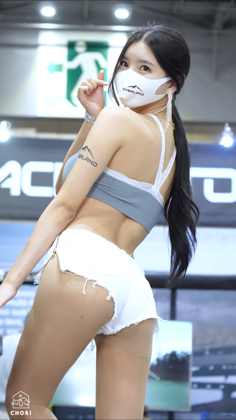 
스타킹 라인 보이는 숏팬츠 누나...
