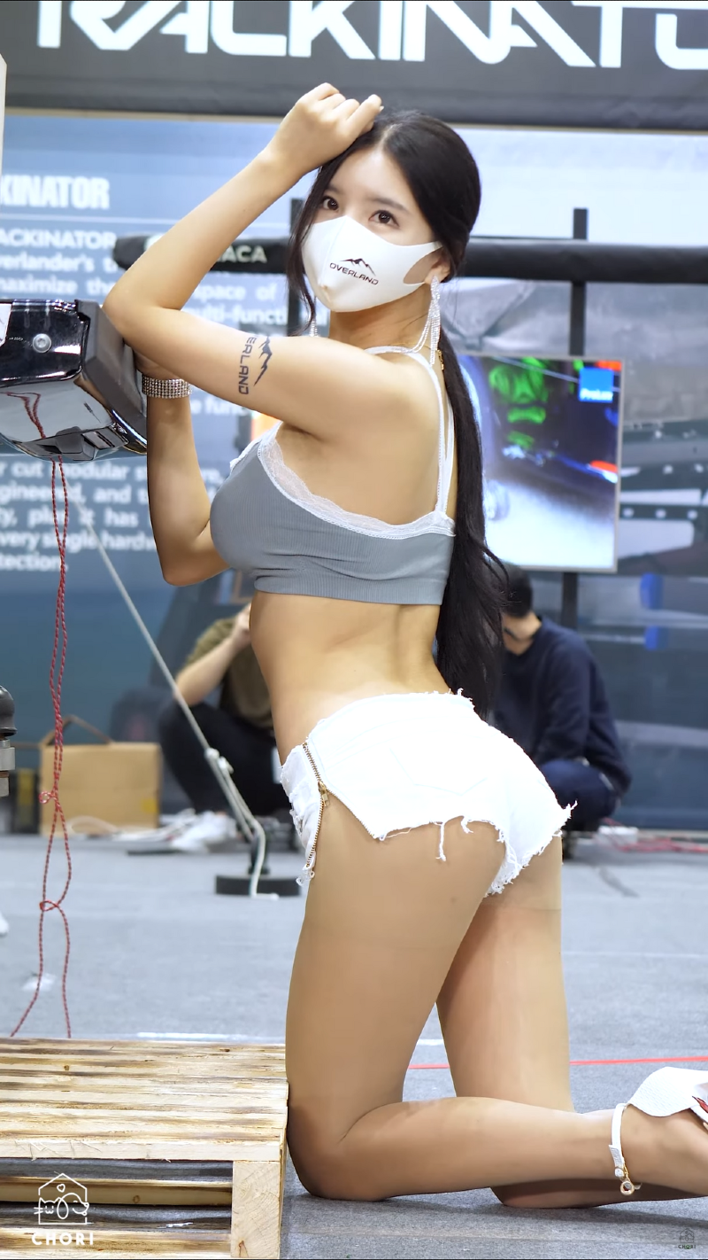 
스타킹 라인 보이는 숏팬츠 누나...
