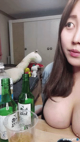 식탁위에 올려진 가슴