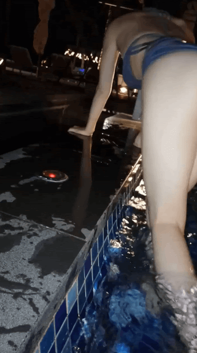 
툭

