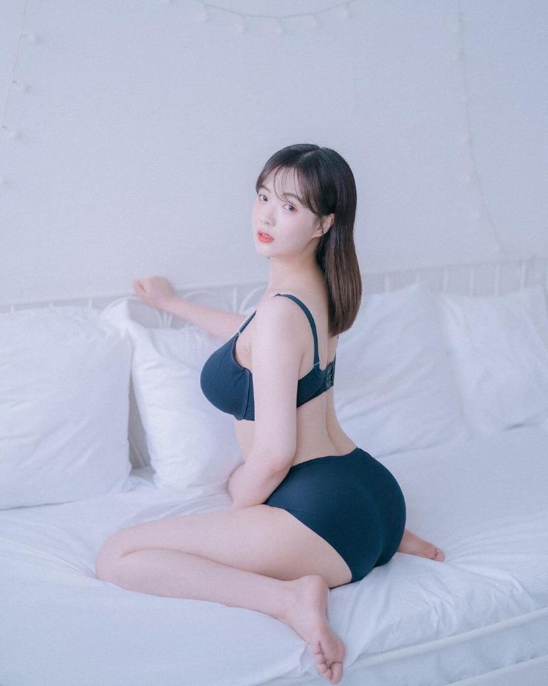 
후방 H컵이라는 리히 사장님네 00년생 새 모델 ㅎㅂ
