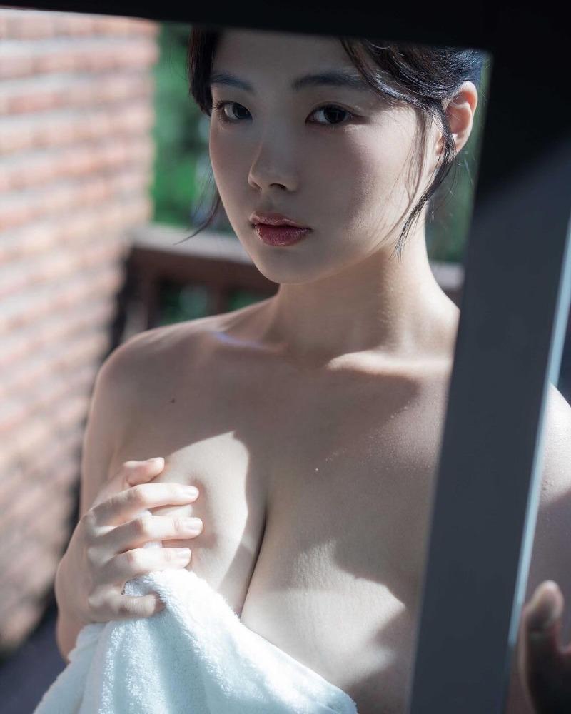 
후방 H컵이라는 리히 사장님네 00년생 새 모델 ㅎㅂ
