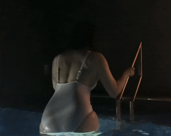 
수영장 에서 망중한을
