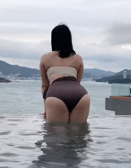
수영장 에서 망중한을
