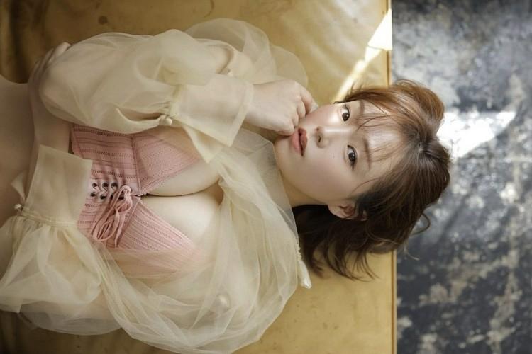 
4년만에 화보 찍은 시노자키 아이
