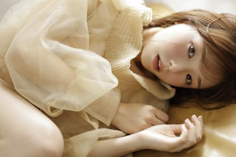 
4년만에 화보 찍은 시노자키 아이
