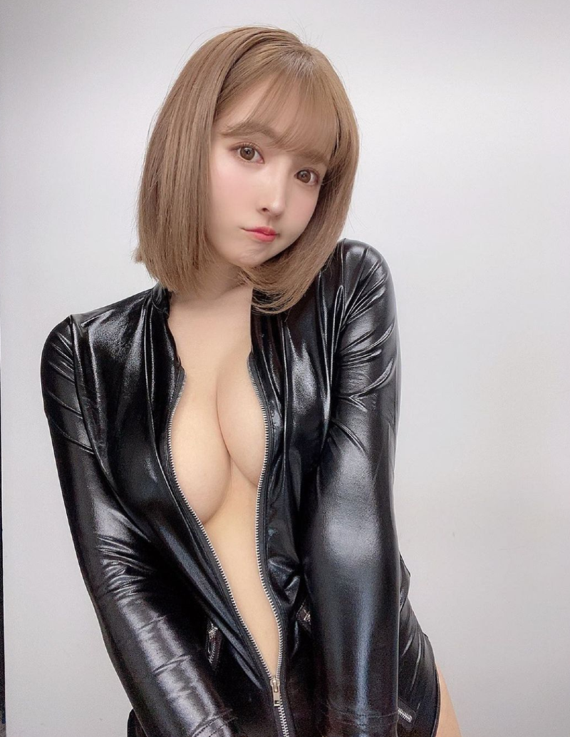 
덜 입을수록 아름다운 미카미 유아
