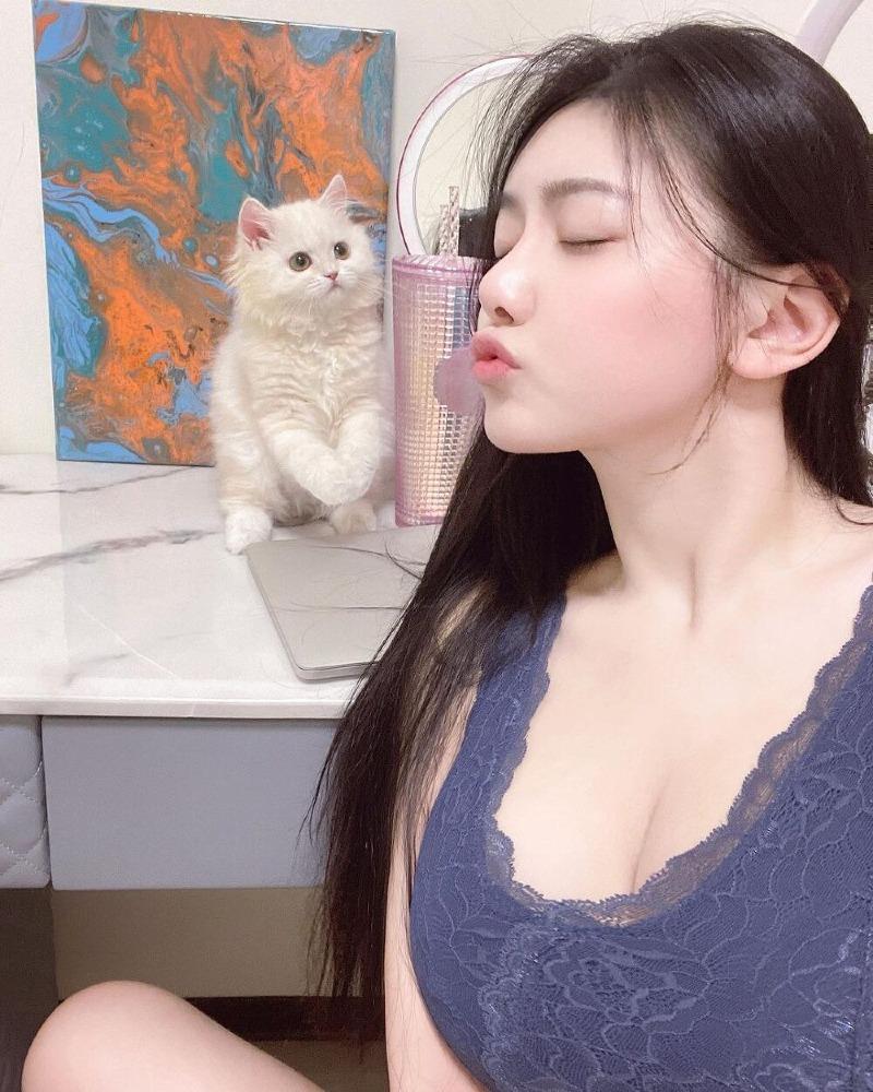 
하얀 고양이 처자

