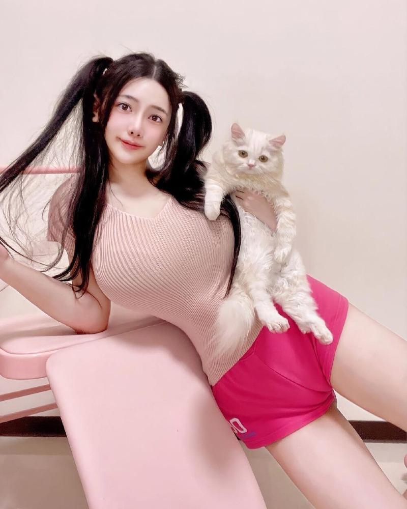 
하얀 고양이 처자
