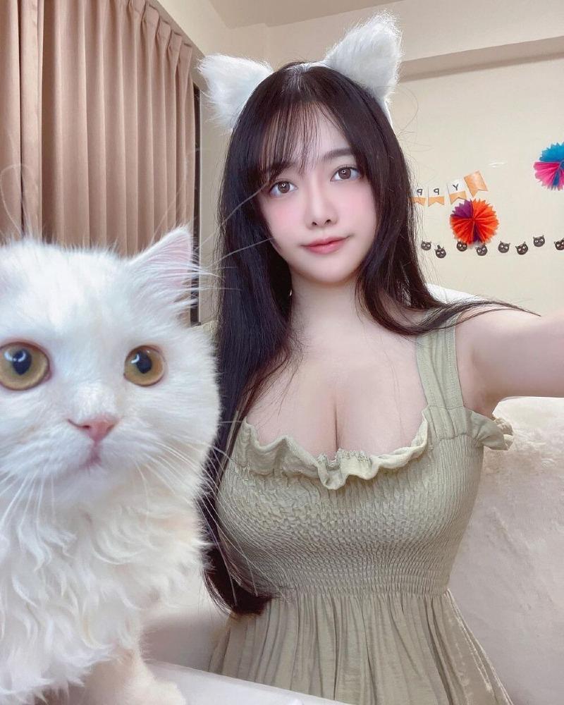 
하얀 고양이 처자

