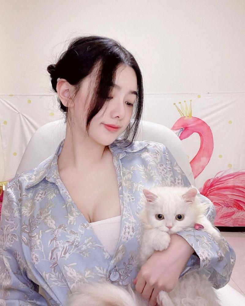 
하얀 고양이 처자
