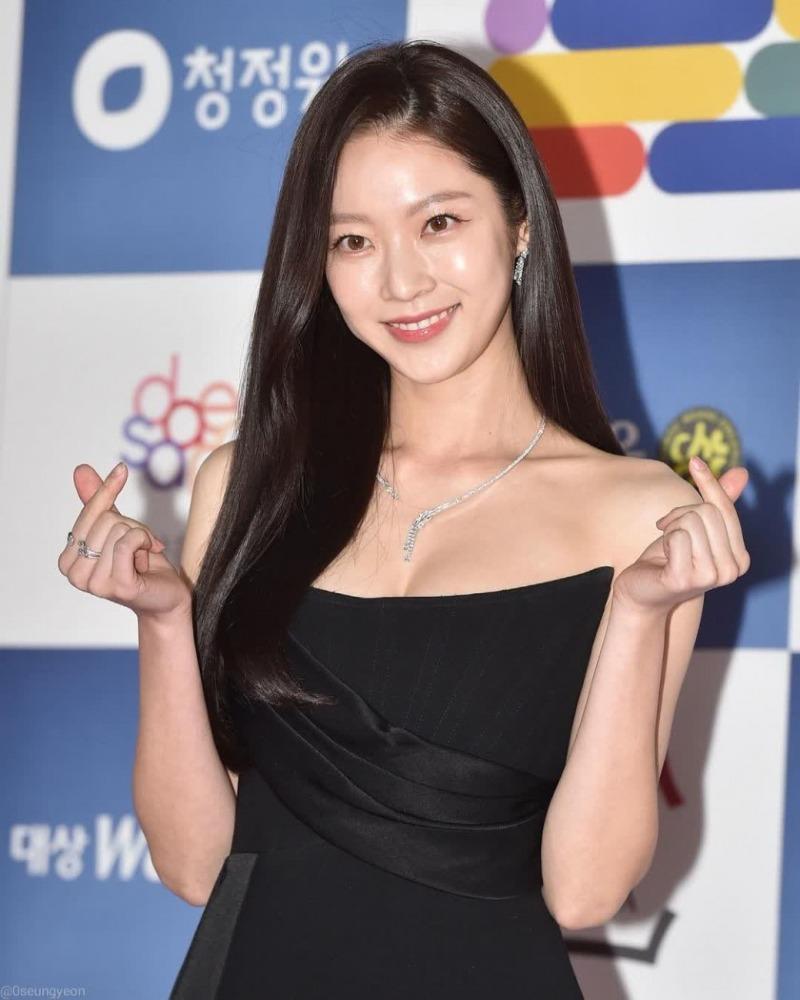 
공승연 검은 드레스.jpg
