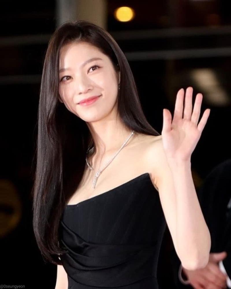 
공승연 검은 드레스.jpg
