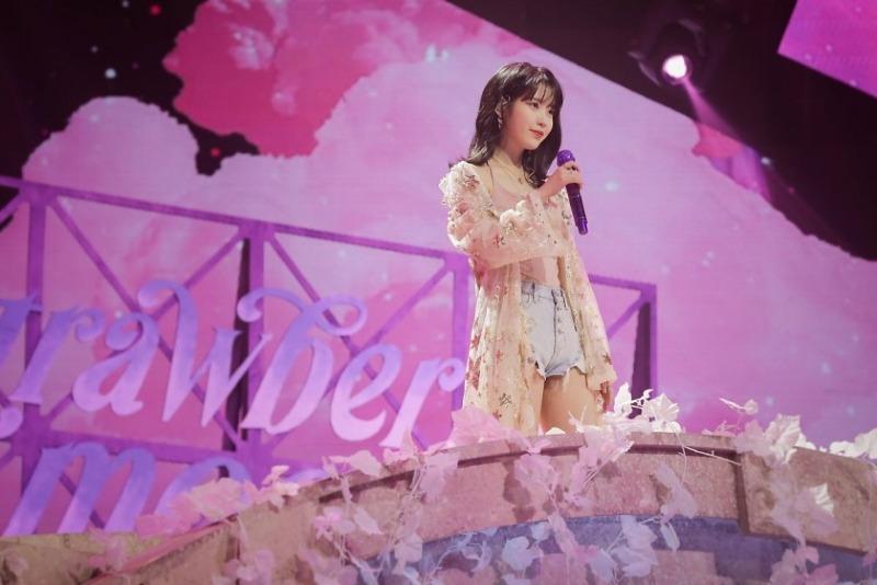 
아이유 MMA 폰 배경.jpg
