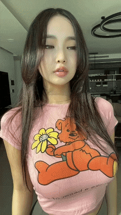 
셔츠가 작은 댄스녀
