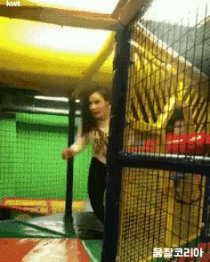
엉덩이가 너무 큰 유치원 선생님.gif
