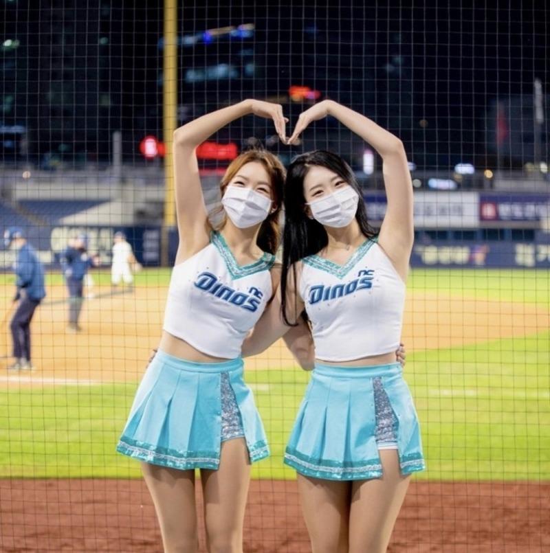 반짝이 크롭 민소매 치어리더 이주희.jpgif