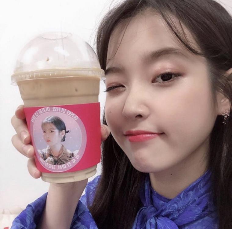 
아이유 음료 인증샷 모음
