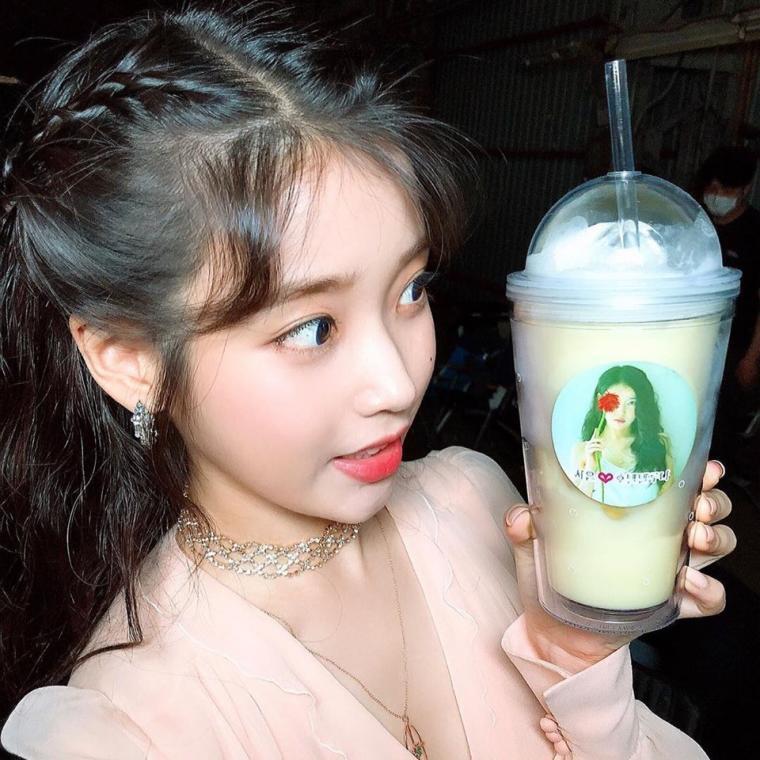 
아이유 음료 인증샷 모음

