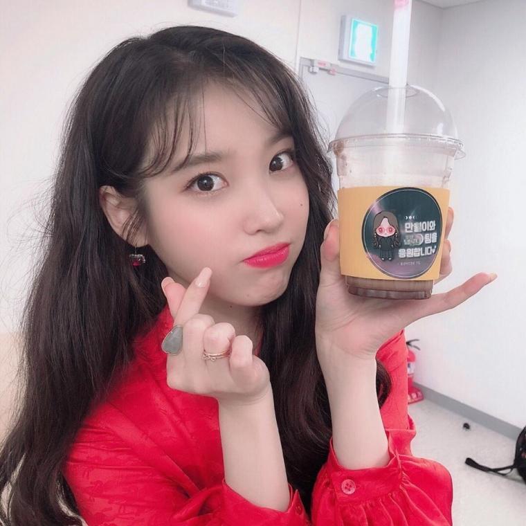 
아이유 음료 인증샷 모음
