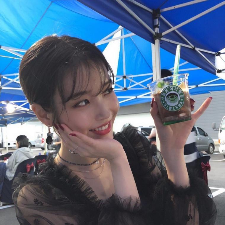 
아이유 음료 인증샷 모음
