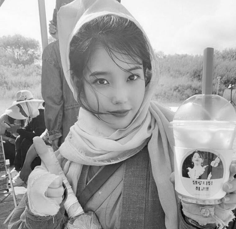 
아이유 음료 인증샷 모음
