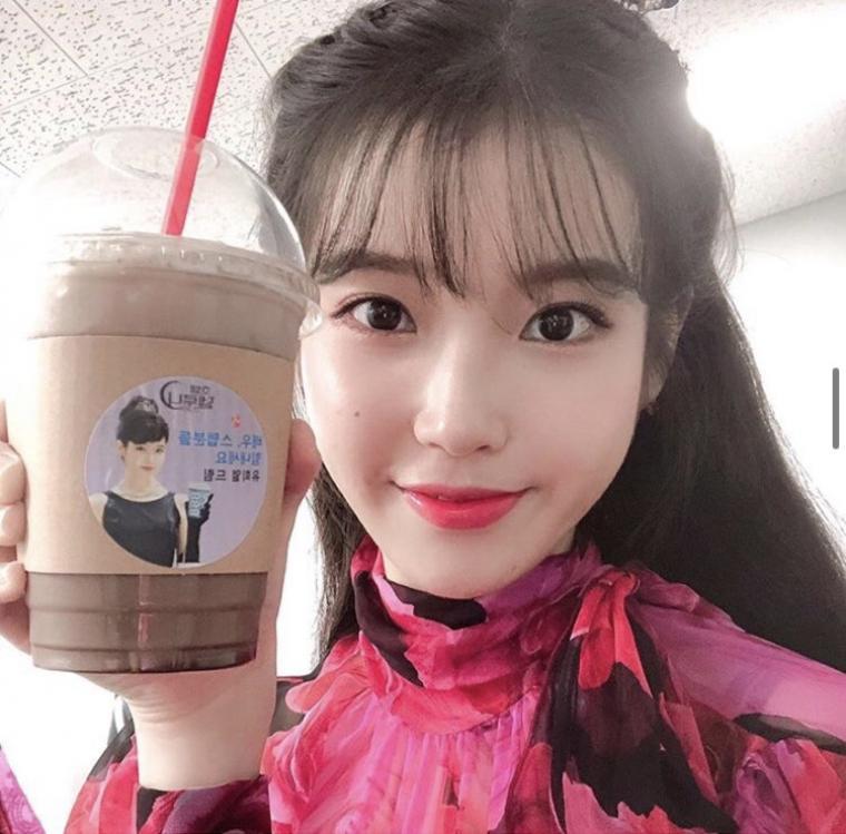 
아이유 음료 인증샷 모음
