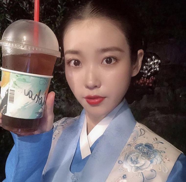 
아이유 음료 인증샷 모음

