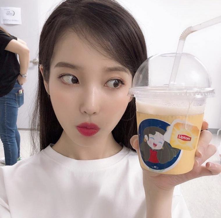 
아이유 음료 인증샷 모음
